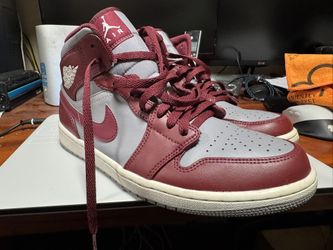 Jordan 1 Mid Cherrywood Red. 9-1/2 Shoe(used)