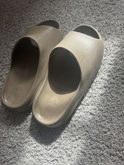 YEEZY SLIDES SIZE 11