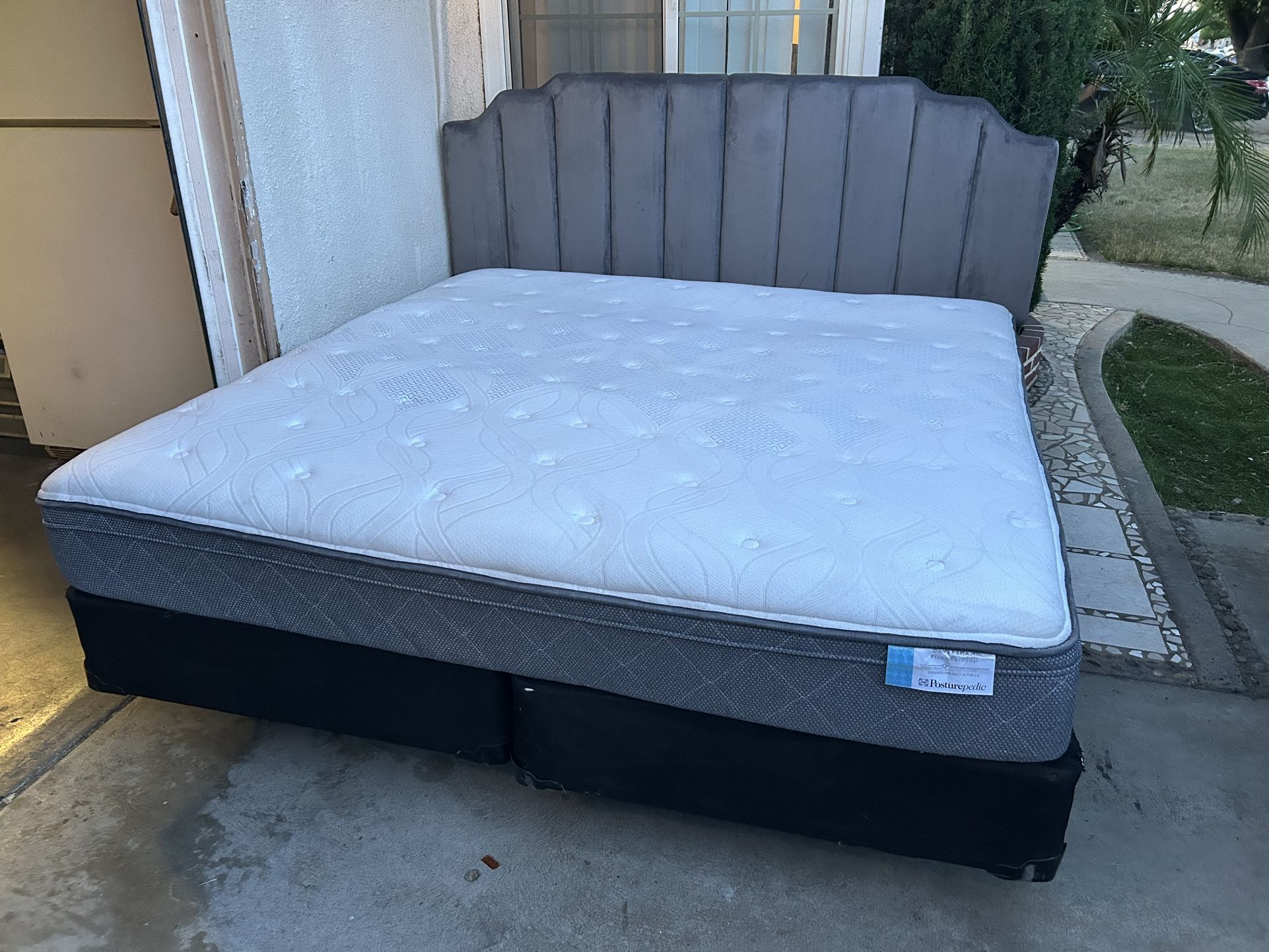 CAMA KING SZ CABECERA DE TELA TAPIZADA GRIS MARCO DE METAL BOX Y COLCHÓN MARCA POSTUREPEDIC USADA BUENA CONDCION