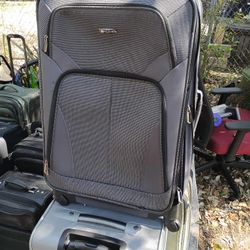 LOTS OF NICE LARGE PULL ALONG LUGGAGE 