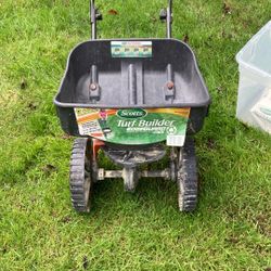 Lawn Spreader with Fertilizer