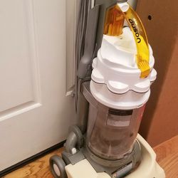 DYSON VACUUM WITH AMAZING  , AMAZING POWER SUCTION. ,, WORKS EXCELLENT. , IN THE BOX 