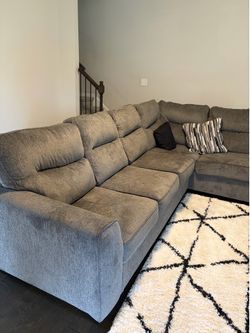 Benchcraft Olten 2-Piece Sectional with Chaise