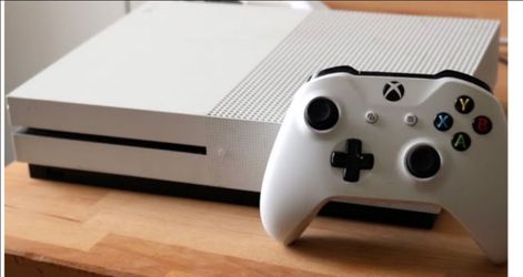 Xbox 1s and quest 2 come wit controller and wires to run it