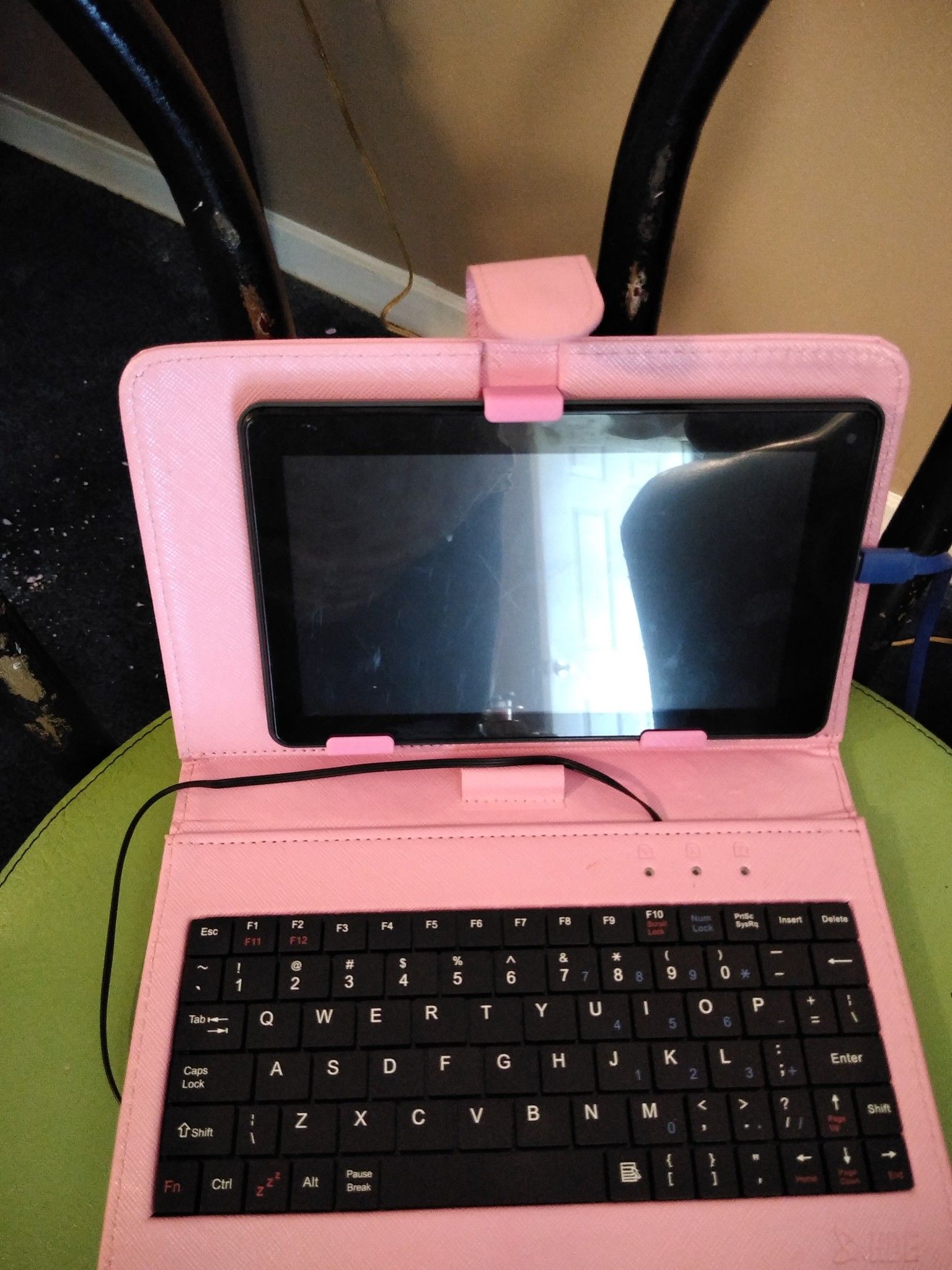 Android tablet with case and keyboard