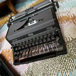 Royal Quiet De Luxe Typewriter