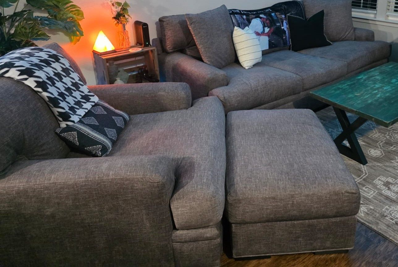 FOR SALE β¨
Beautiful, gently used living room set β $950
Includes:
Large, deep gray sofa with plush cushions
Oversized matching chair with ottoman
D