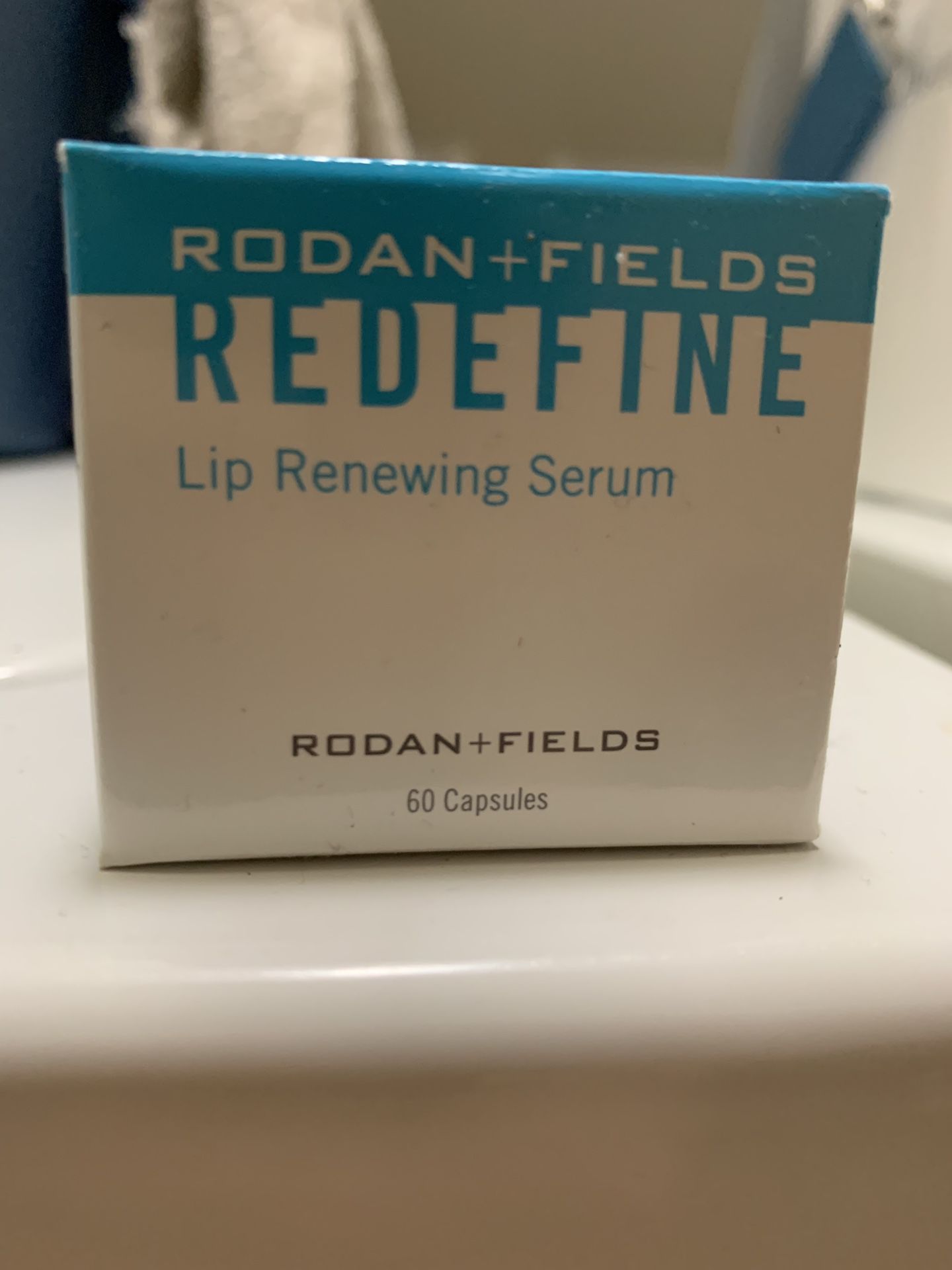 Lip renewing serum