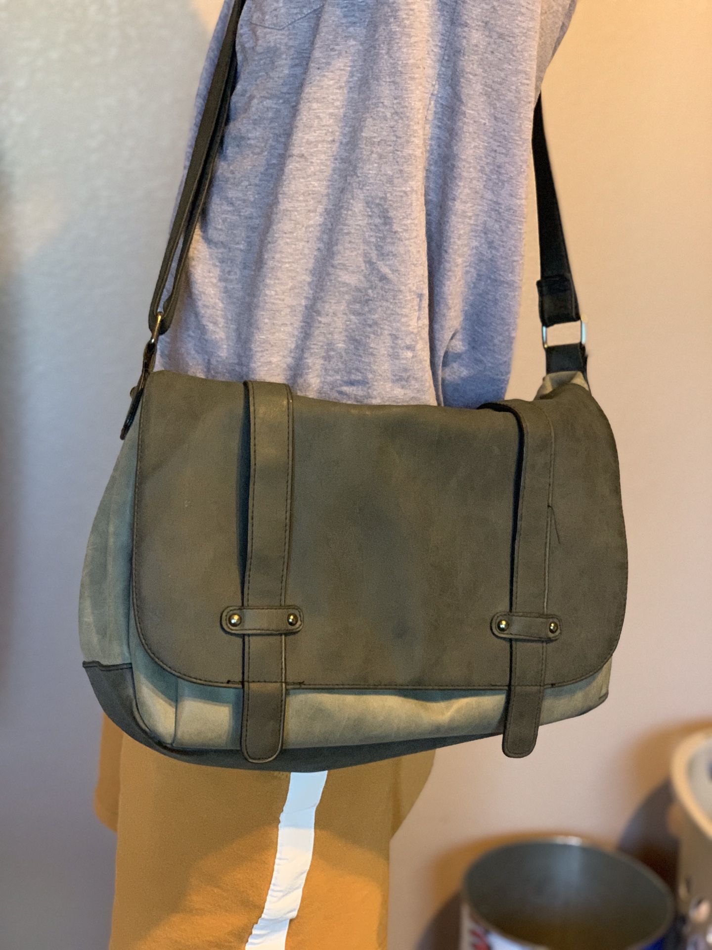 Men’s faux leather messenger bag/satchel