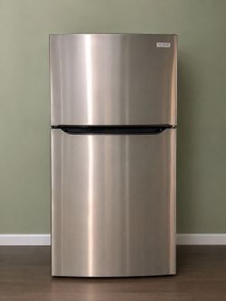 Frigidaire Top Freezer Refrigerator FFHT1835VS1