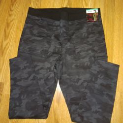 Ladies Camouflage Pants. Nwt. XL