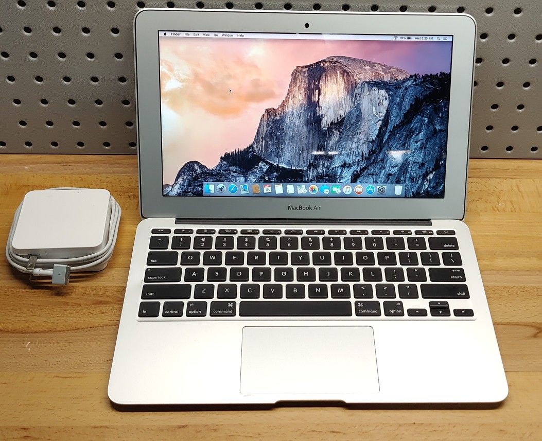 MacBook Air A1465 EMC 2924 With Charger