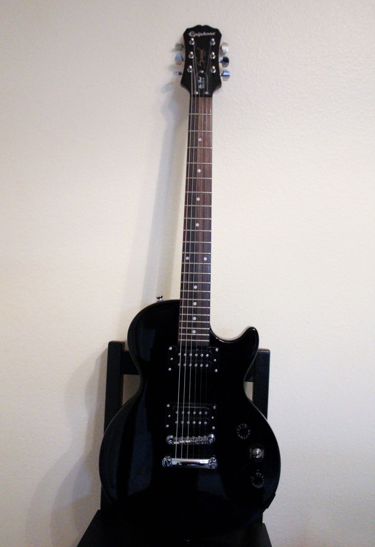 Black electric guitar Les Paul Special II Epiphone