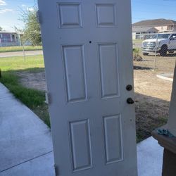 Front Door / Puerta 