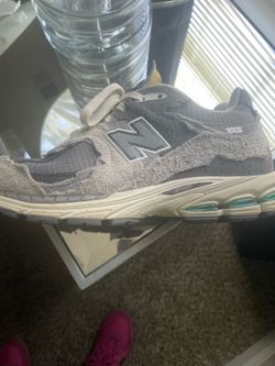 4 pairs of shoes $100