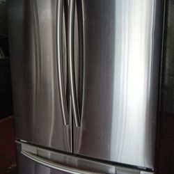 Refrigerator Samsung $440