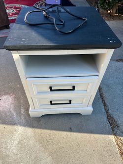 New Farmhouse Nightstand with Charging Station, Rustic Bedside Table with Drawers and Storage, Wood End Table with Metal Handle for Bedroom, Antique W