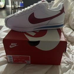 Nike Size 7/2 Women Never Worn