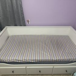 White Daybed with pull out bed and Converts to a Queen Size Bed 