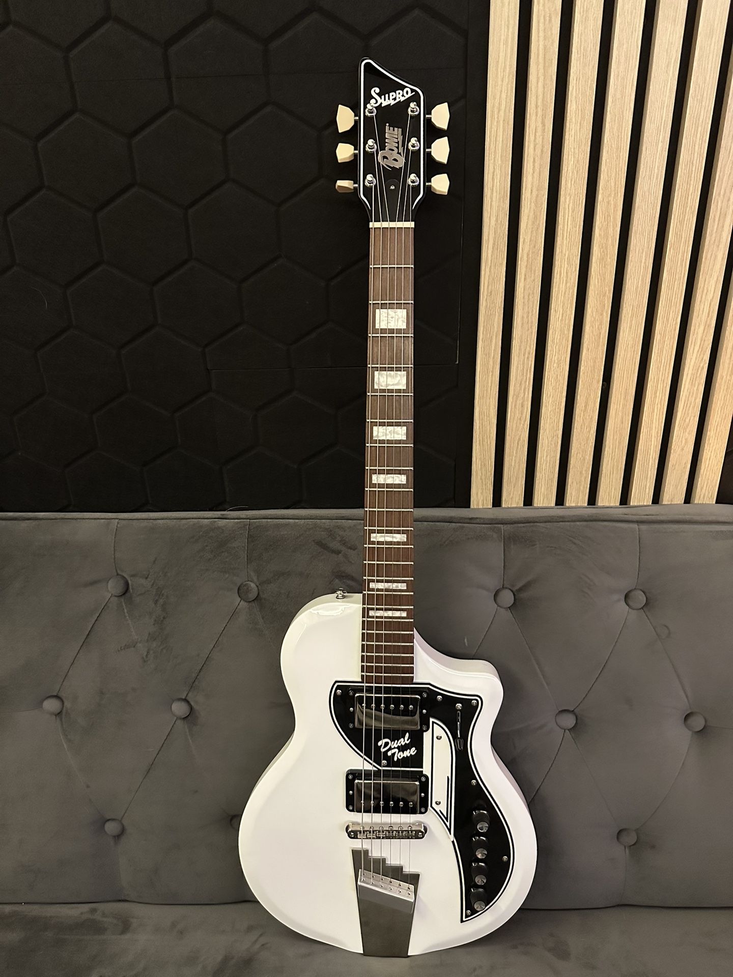 Supro David Bowie 1961 Dual Tone w/gig bag