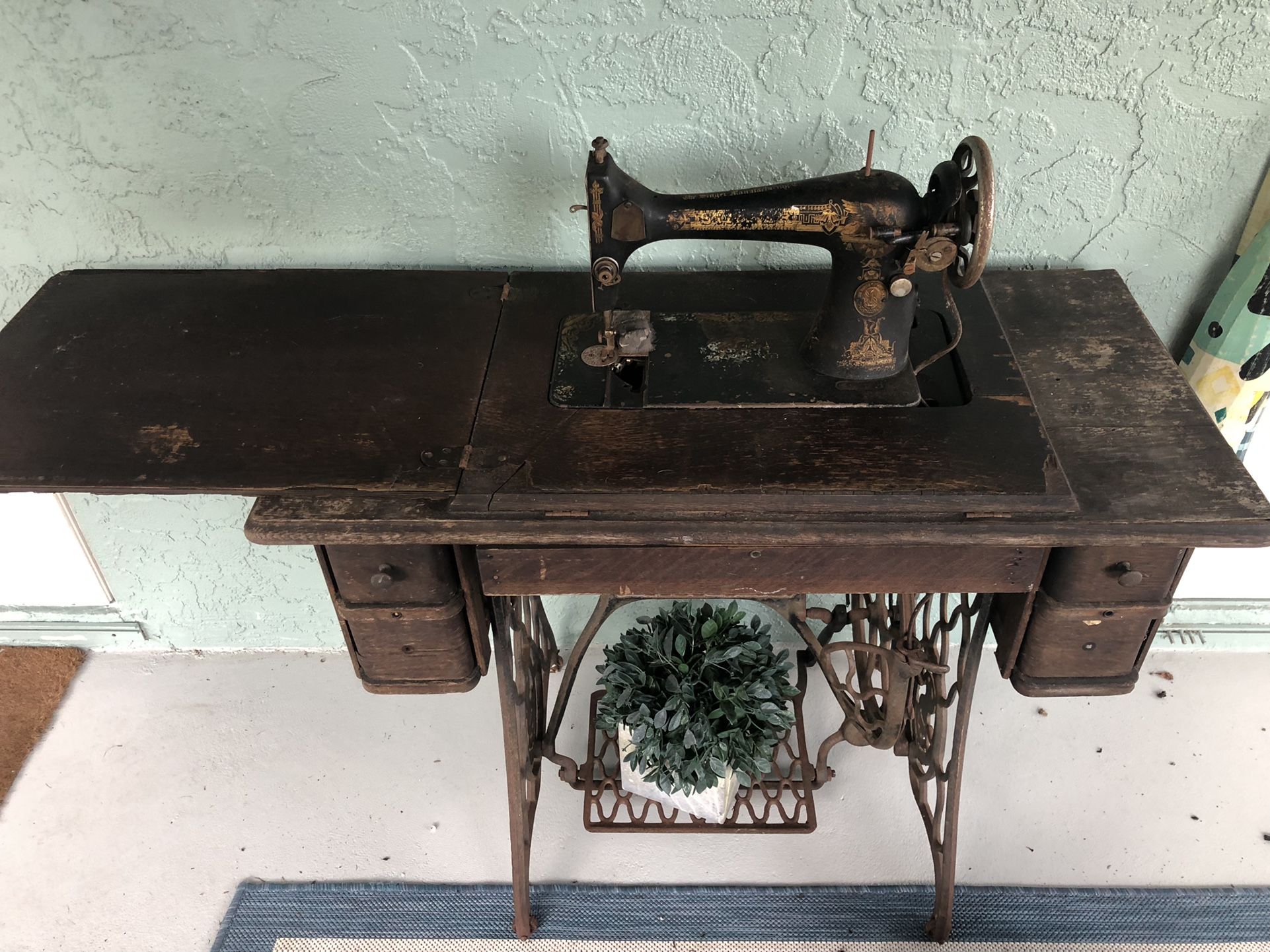 🎉REDUCED🎉Antique Singer Sewing Machine