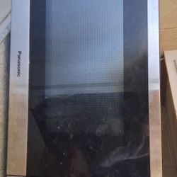 the genuis 1100W Microwave 