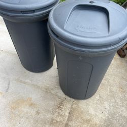 (2) 25-32 Gallon Garage/Outdoor Lid Locking Trash Cans 