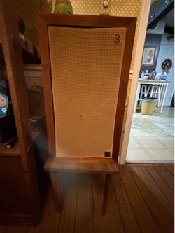 Acoustic Research AR-3 Oiled Walnut Iconic Speakers/ with stands