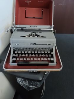 Royal Quiet Deluxe Typewriter 