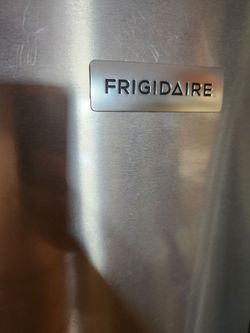 Frigidaire Refrigerator Model FFHT1425VV