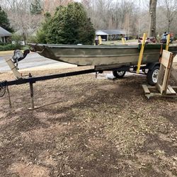 17’ Jon boat w/4hp like new motor