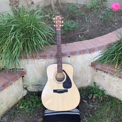 Yamaha F335 Acoustic Guitar 
