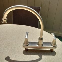 Kitchen Sink Faucet. Grifo De Cocina Del Fregadero 
