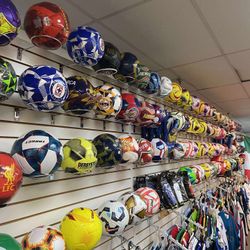 Gran variedad de balones de futbol soccer
