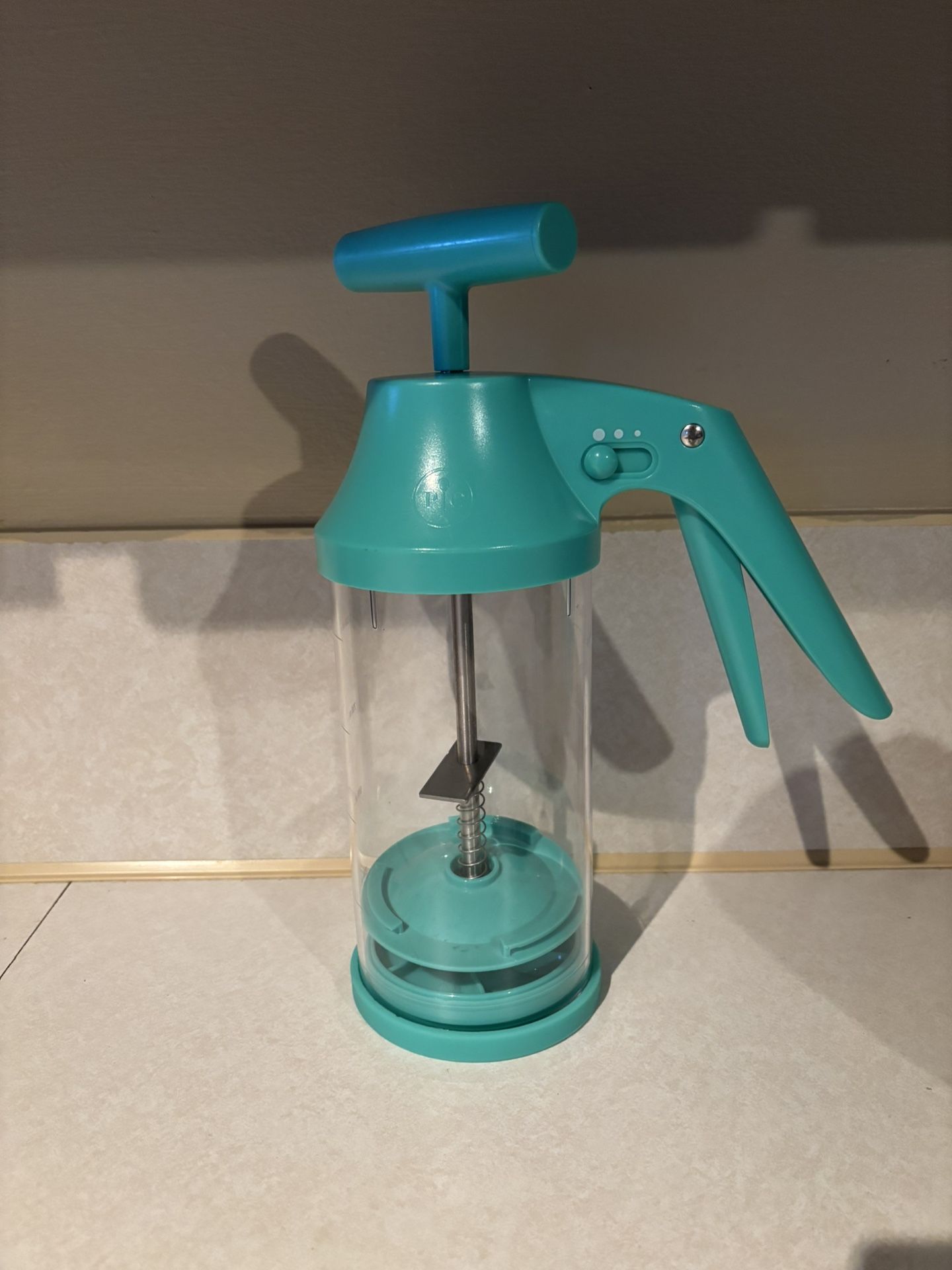 Pampered Chef Batter Mixer & Dispenser 