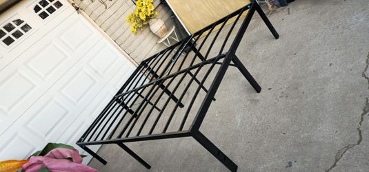 **Queen Size metal platform bed frame **