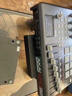 Akai pro mpd32 DJ midi mic guitar music