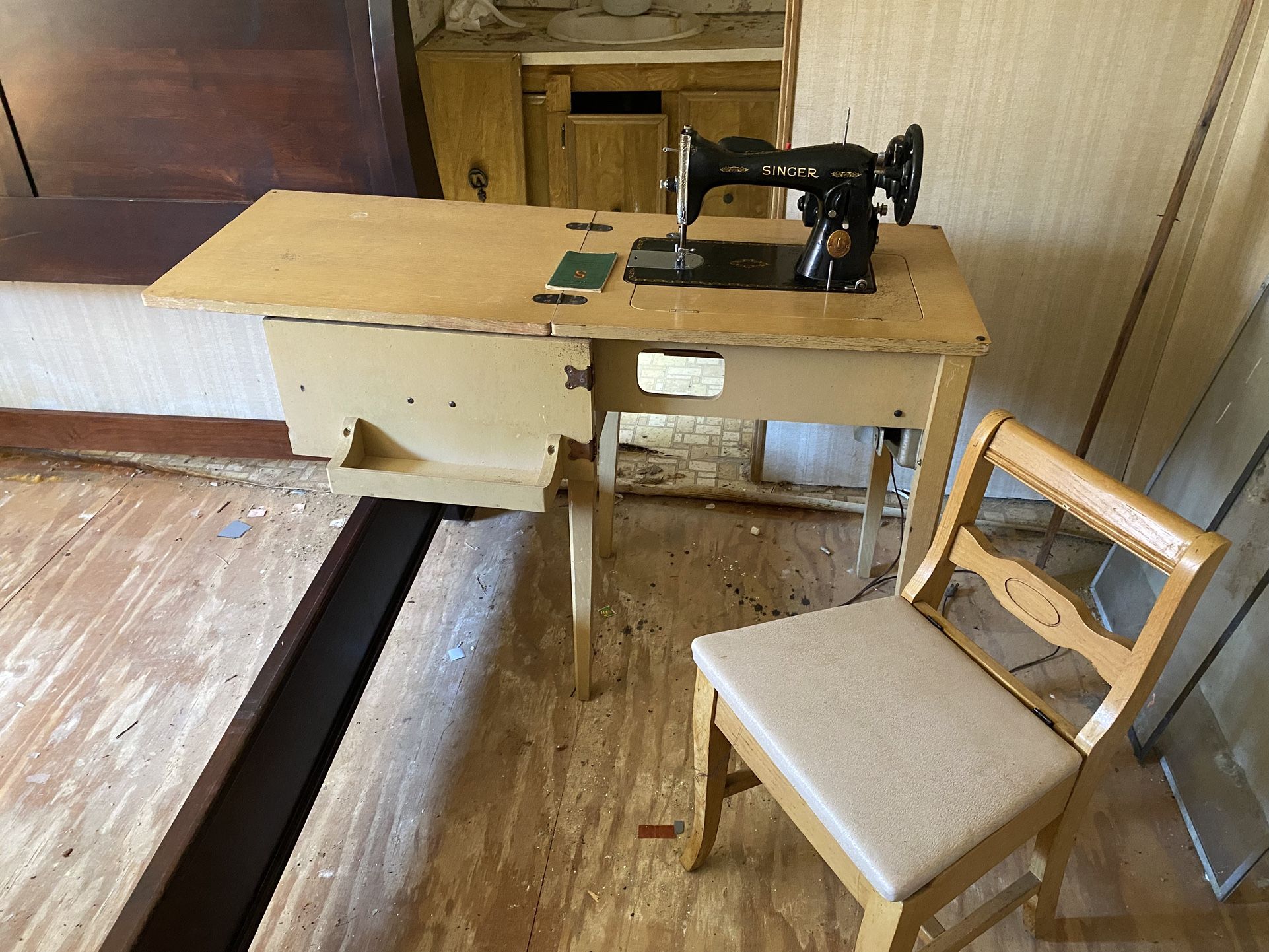 Singer Sewing Machine With Table An Chair