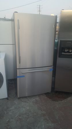 Refrigerator bottom freezer GE