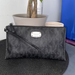 Michael Kors Wristlet 