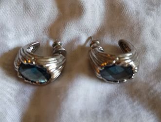 Women's,ultra-rare, blue sapphire & silver earrings .
