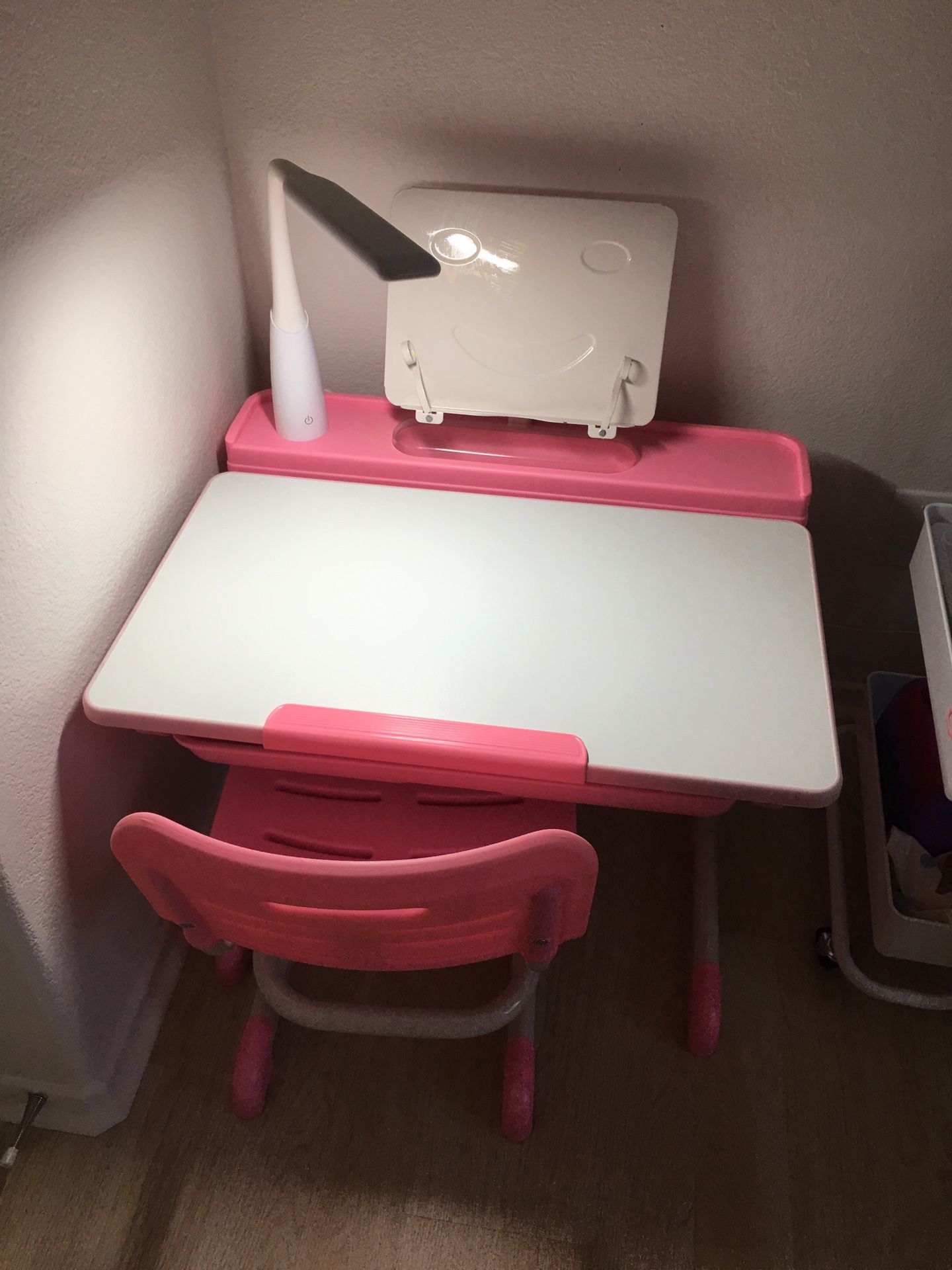 Adjustable kids desk with LED lamp