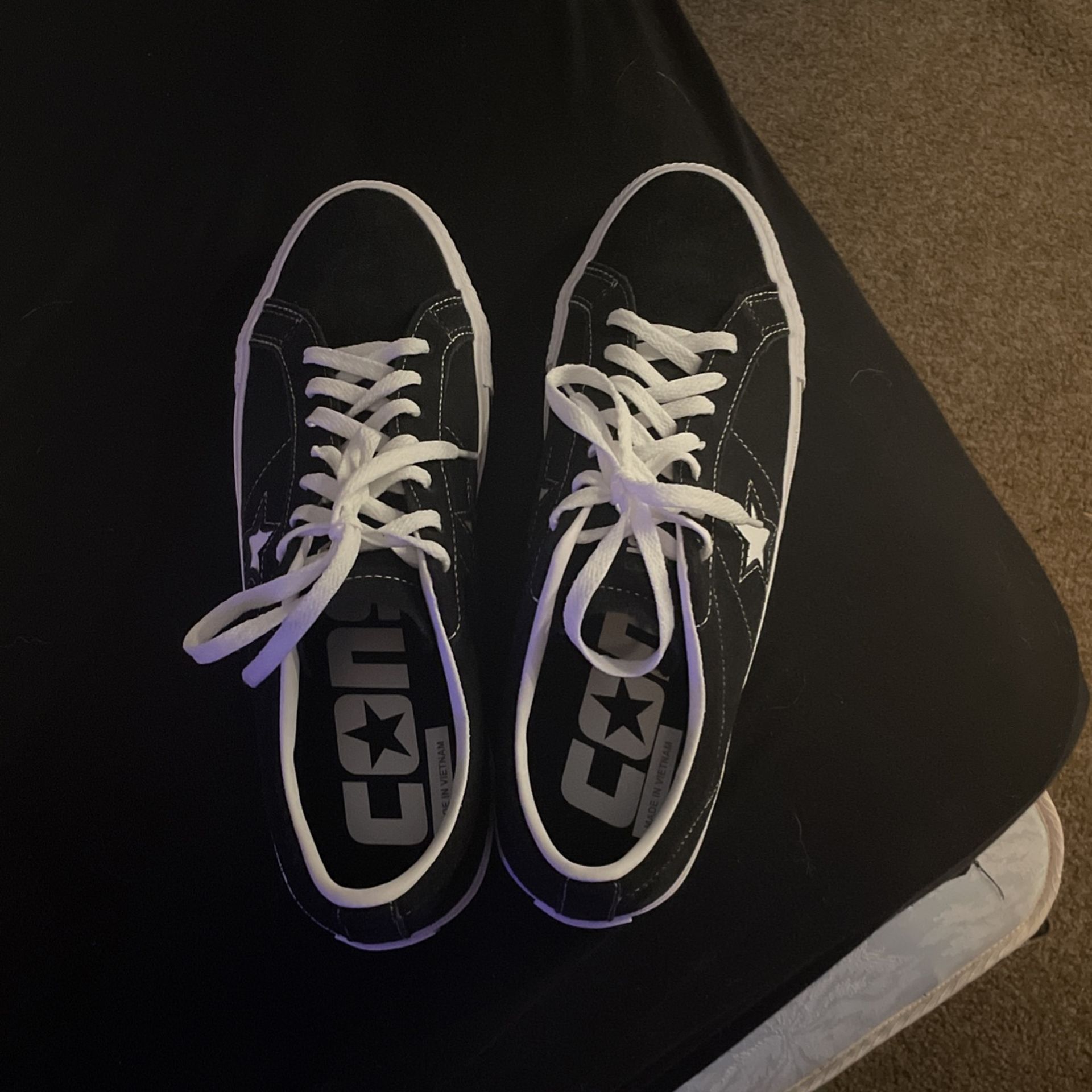 Converse low never worn