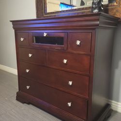 BEAUTIFUL ESPRESSO COLOR MEDIA CHEST/ DRESSER 