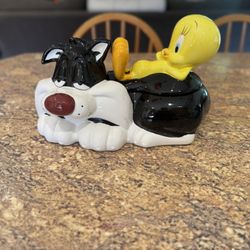Warner Bros. Looney Tune's " Sylvester & Tweety" Ceramic Cookie Jar  Gibson 1998