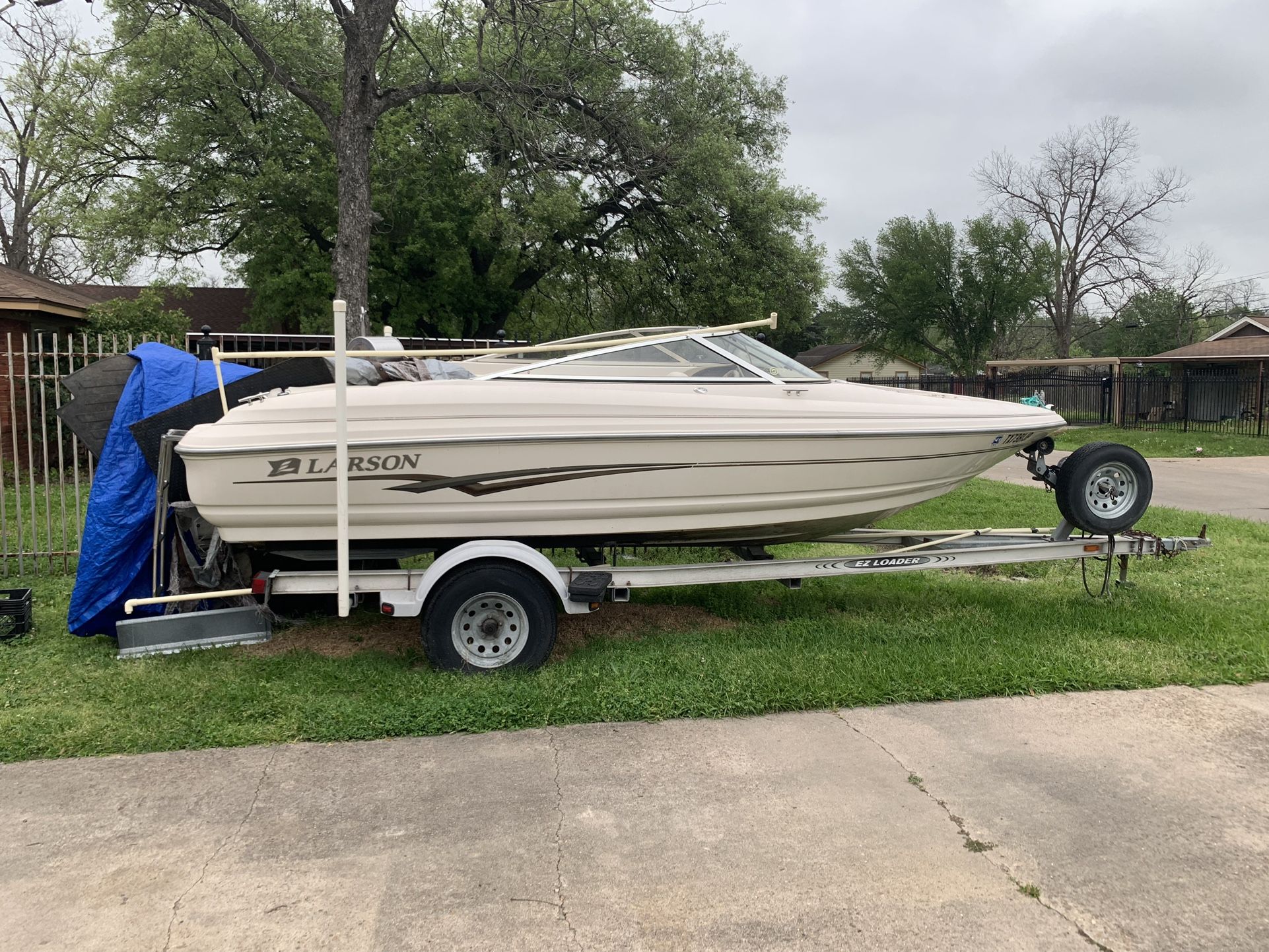 2001 Larson Boat 19 Foot Out Board 150 H Johnson Motor