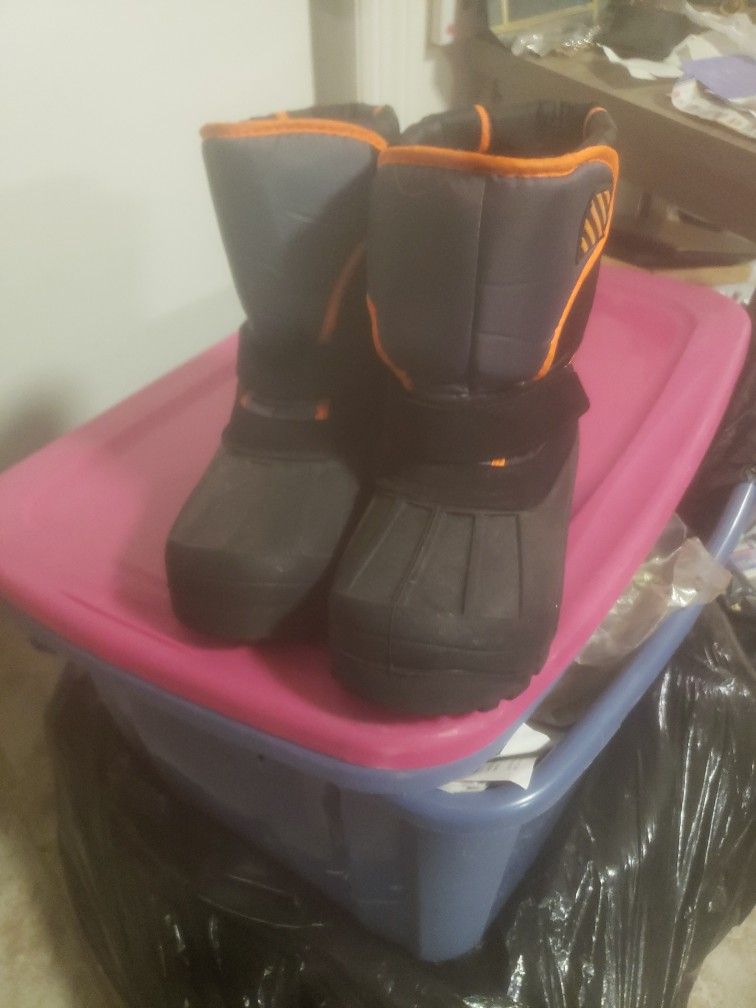 BOYS SNOW BOOTS SIZE 6