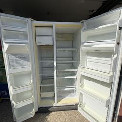 White GE Fridge-freezer