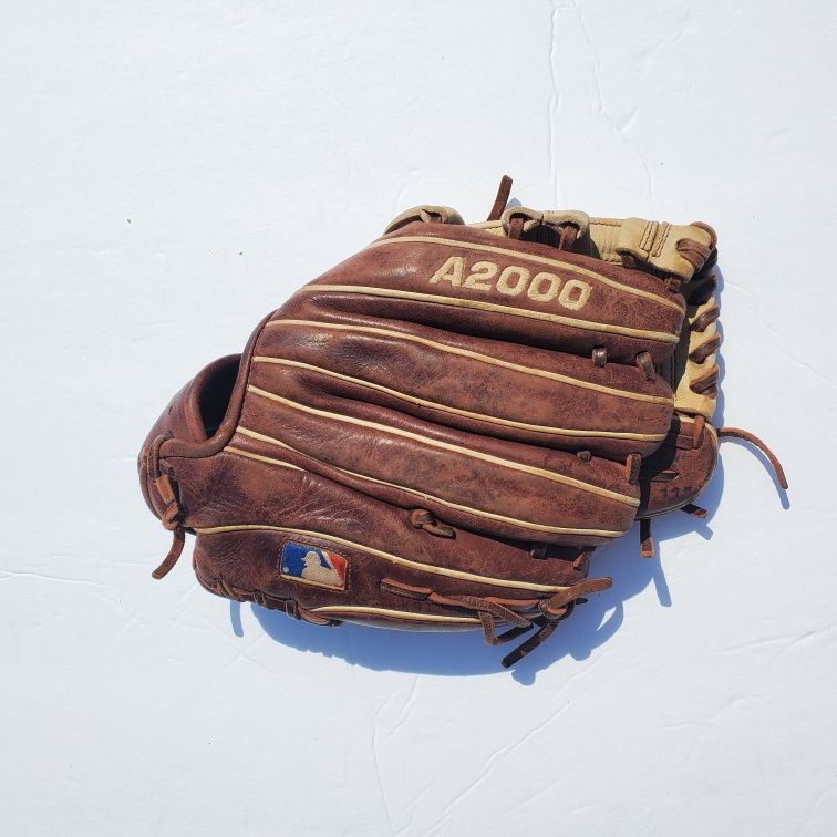 Wilson A2000 11" Baseball Infielder's Glove For Left-Handed Thrower