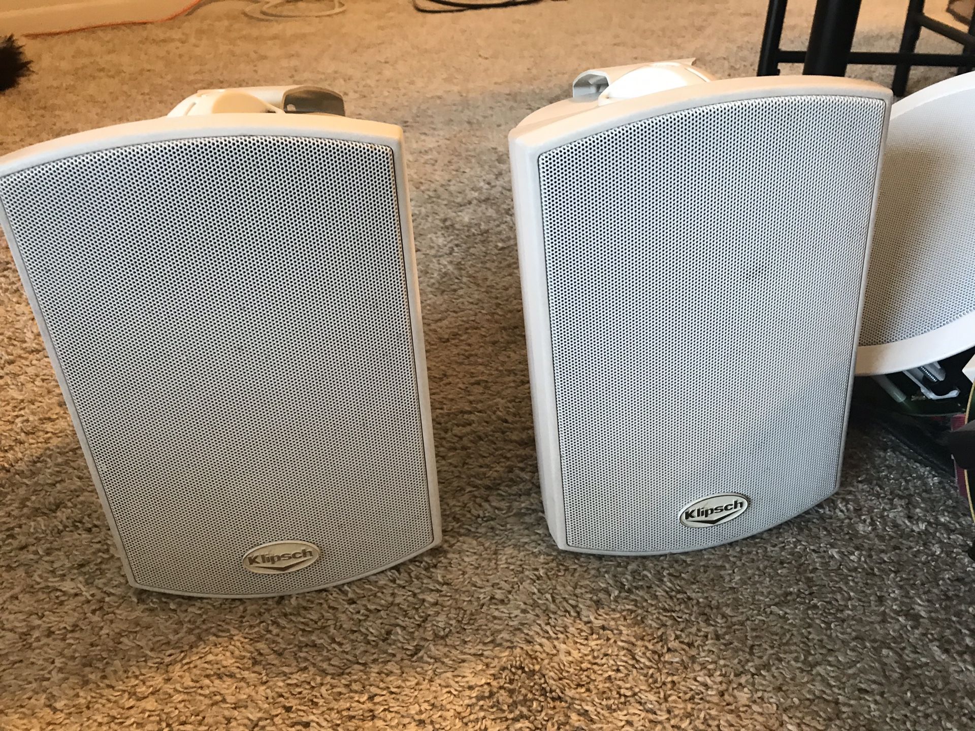 2 outdoor klipsch speakers